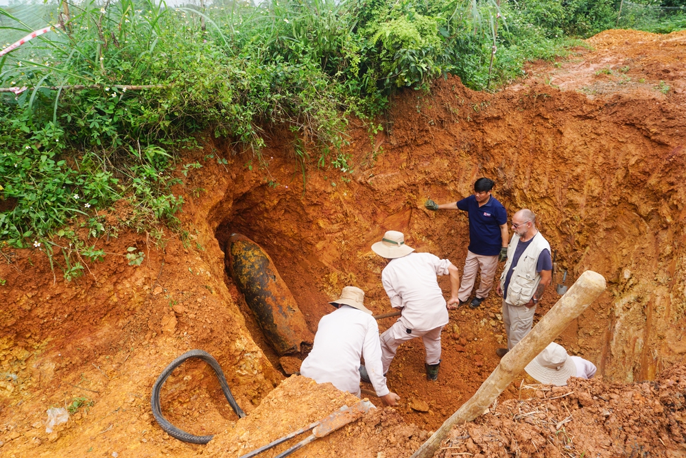 unexploded aircraft bomb Dec 2023